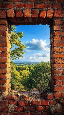 Pencereli eski tuğla duvar