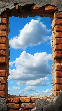 Büyük pencereli tuğla duvar.