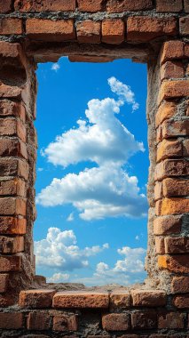 Eski kalenin şehrinde eski bir taş duvar.