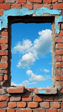 Duvardaki kırık cam. tuğla duvar konsepti