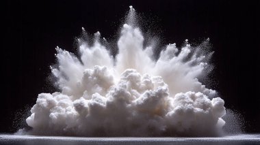 Siyah arka planda beyaz toz patlaması. soyut doku