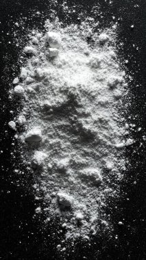 Siyah arkaplanda bir toz yığını