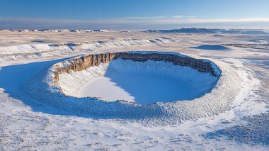 İzlanda 'daki donmuş göl manzarası.