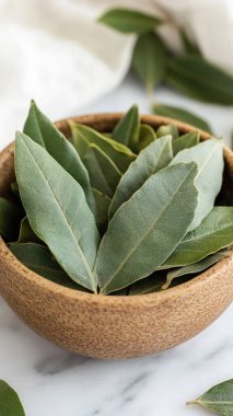 Yapraklar, taze yeşil ve beyaz çay yaprakları