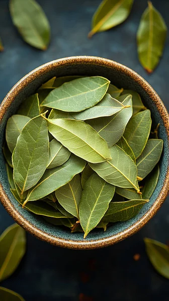 Koyu arkaplanda yeşil çay yaprakları
