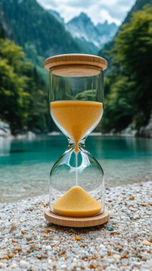 Dağların arka planında cam kum saati