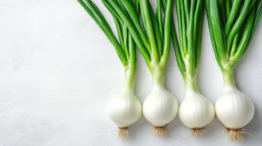 Gri arkaplanda bir demet beyaz sarımsak