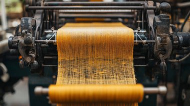 Bir iğnenin dikiş ipliğinin yakın görüntüsü.