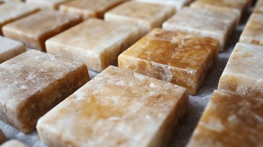 Tahta masadaki ceset için sabun ve tuz.