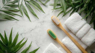 Beyaz arkaplanda diş fırçası ve havlu ile kompozisyon, üst görünüm