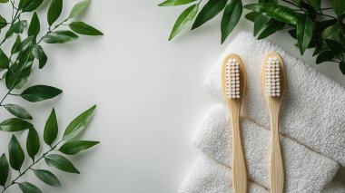 Açık gri arka planda bambu fırçalar ve pamuk havlular. Düz yat. sıfır atık