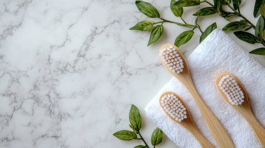 doğal bambu fırçaları ve mermer zemin üzerinde yeşil yapraklar ile düz konum