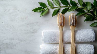 Gri arka planda çevre dostu bambu diş fırçaları. Sıfır. Çevre dostu kavram.