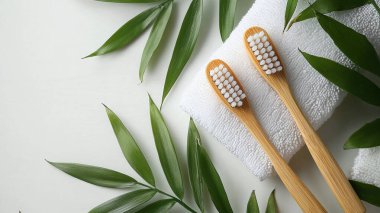 Beyaz arka planda yeşil yaprakları ve havlusu olan spa kompozisyonu. Düz yat. Boşluğu kopyala