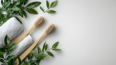 hafif arkaplanda pamuk fırçaları ve pamuk pedlerle kompozisyon