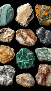 Farklı doğal taşlardan oluşan bir set.
