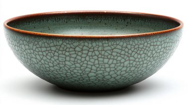 Beyaz arka planda bir kase Japon çayı.