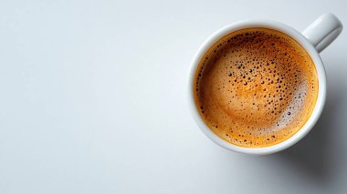 Beyaz arka planda kahve fincanı