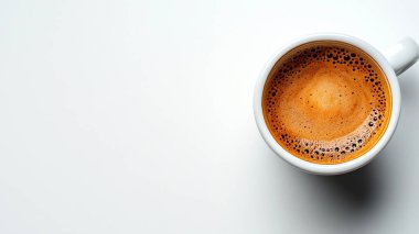 Beyaz arka planda kahve olan beyaz bardak, manzarayı kapat