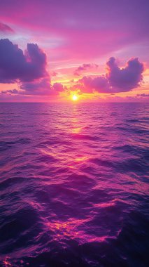 Denizin üzerinde güzel bir gün batımı.