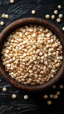 Siyah ahşap masadaki çiğ kahverengi bezelyeler.