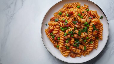 Etli İtalyan makarnası, domates, makarna, yeşil fesleğen