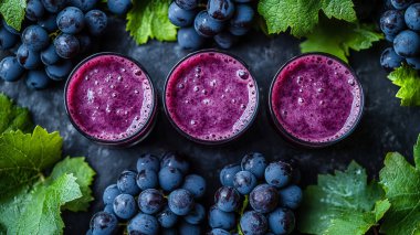 kırmızı üzüm ve yeşil yaprakları