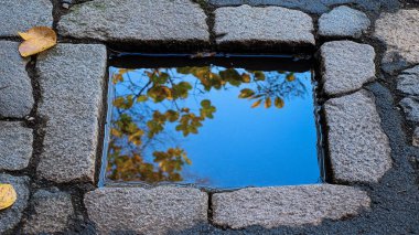 Büyük pencereli eski taş duvar