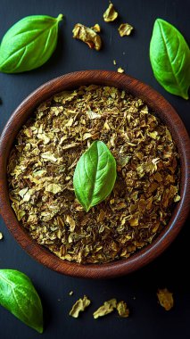 Koyu arkaplanda yeşil yapraklı kuru yeşil çay.