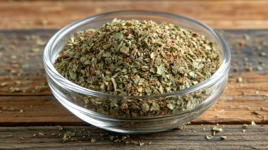 Ahşap arka planda kurutulmuş organik yeşil otlar.