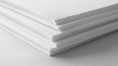 Beyaz arkaplanda izole edilmiş boş kağıt kartları