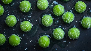 Siyah arkaplanda yeşil havyar