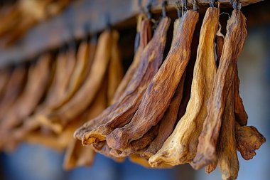 Tahta bir kutuda kurumuş karanfiller..