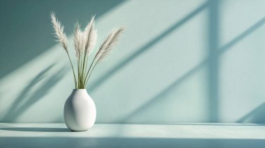 Açık arkaplanda bir buket çiçekli beyaz vazo..