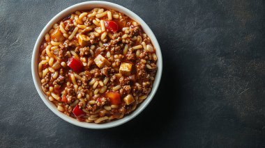 Masada lezzetli Türk bulgur tabağı var..
