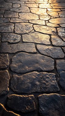 Arka planda taşlar olan eski kaldırım.