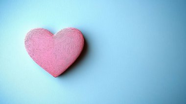 Mavi arka planda pembe kalp. Sevgililer Günü. Aşk