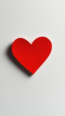 Kağıt kalp kırmızı bir arka plan üzerinde