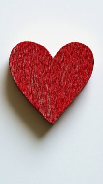 Beyaz arkaplanda kırmızı kalp