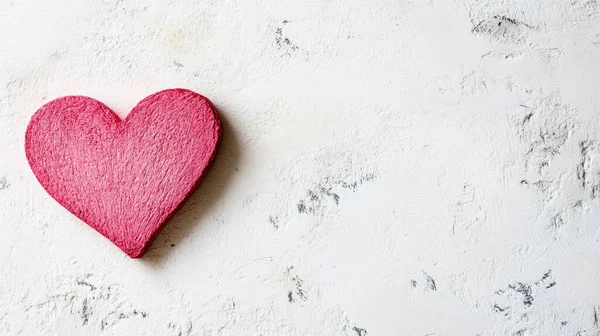 Sevgililer Günü. Metin için kopyalama alanı olan beyaz arkaplan üzerindeki kırmızı kalp şekli.