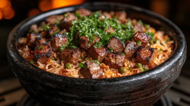 Tahta bir arka planda sebzeli et ve tavada pilav.