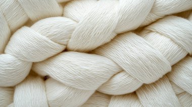 Beyaz bir sepete örgü örmek için beyaz ipliği kapat.