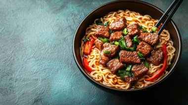 Siyah tabakta et ve sebzeli erişte..