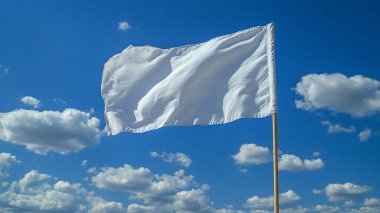 Mavi gökyüzü arka planında beyaz bayrak