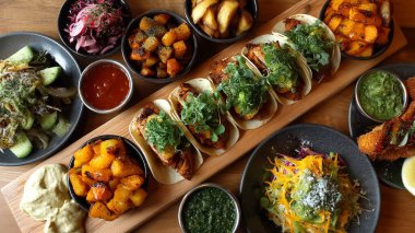 Çeşitli yemek ve atıştırmalıklar.