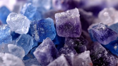 Denizin arka planında ametist kristalleri.