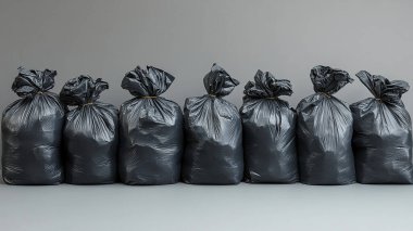 Beyaz arka planda çöp şeklinde plastik torbalar.