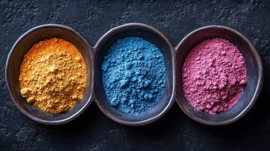 Bir kasede çeşitli renkli tozlar.