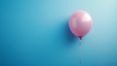 Mavi arka planda pembe bir balon. Doğum günü, parti ya da kutlama. kopyalama alanı. Doğum günü ya da düğün günü