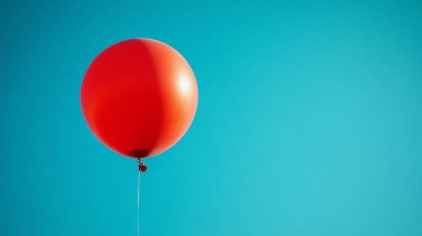 Mavi arkaplanda kırmızı balon